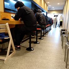 店内奥に座って順番待ち