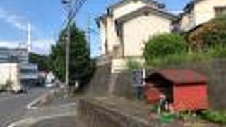 お地蔵さんの顔に、口紅とおしろいが塗られている