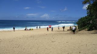 その名のとおり、サンセットは必見、世界的に有名なノースショアのサーフポイントのビーチです。