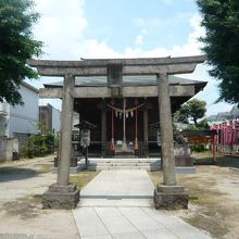 白山神社の石の階段を上がると、ようやく神社の拝殿が見えます。