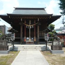 練馬白山神社の拝殿と参道です。簡素ですが、格調が高い感じです