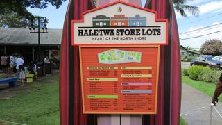 古い建物が立ち並ぶハレイワ・タウンは昔のハワイの面影が残り、ホノルルとは異なるスローな雰囲気が魅力です。