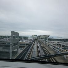 車内から見るバンクーバー国際空港駅 