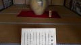 襖に松の絵が描かれています