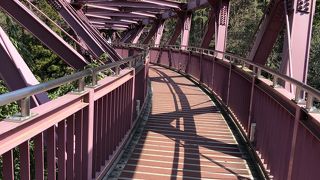 カーブしている橋