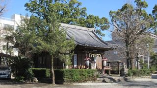 本殿はしめ縄飾りがある以外には、寺院建築といってもよい佇まいをしていました。