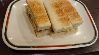 ボリュームあるエビフライサンド