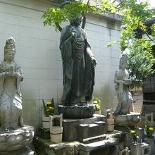 宗周院の観音像の３体です。わらかな笑みのもと、やさしさの感じ