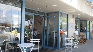 モンサラットアベニューにあるカフェで、プレートランチやパンケーキなどがあります。