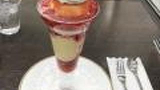 イチゴのパフェをいただきました。