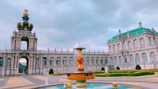 本物ソックリの、ドイツのツヴィンガー宮殿がある、焼き物テーマパーク(入園無料)