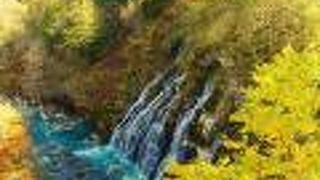 青い池につづく滝