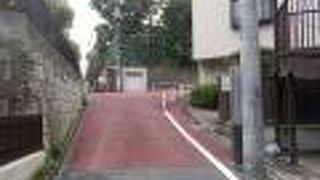 地下鉄東京メトロ東西線神楽坂駅から東にあります。