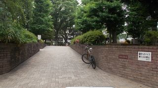 地下鉄東京メトロ東西線神楽坂駅から東のエリアにあります。