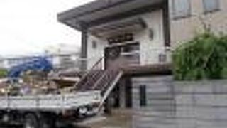 地下鉄東京メトロ東西線神楽坂駅から北東のエリアにあります。