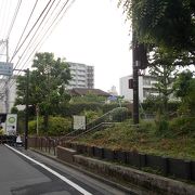 地下鉄東京メトロ東西線神楽坂駅から西南のエリアにあります。