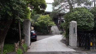 地下鉄東京メトロ東西線神楽坂駅から北のエリアにあります。