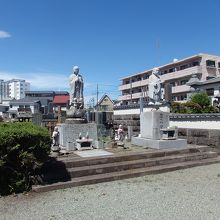 妙善寺子育地蔵と日蓮上人像