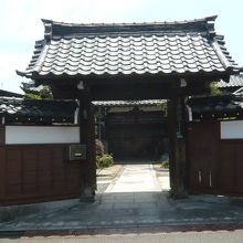 受用院の山門の様子です。現在も伝統的な様式が息づいています。