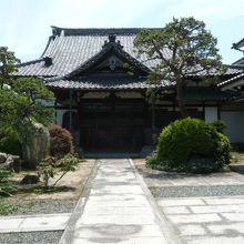 受用院の参道と本院の様子です。伝統を受け継いだ造りです。