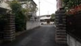 地下鉄都営大江戸線牛込神楽坂駅から北にあります。