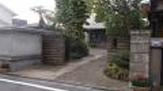 地下鉄都営大江戸線牛込神楽坂駅から北のエリアにあります。