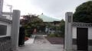 地下鉄都営大江戸線牛込神楽坂駅から北のエリアにあります。