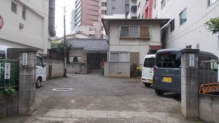 地下鉄東京メトロ東西線神楽坂駅から東のエリアにあります。