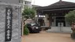 地下鉄都営大江戸線牛込神楽坂駅から北東にエリアにあります。