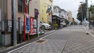 地下鉄都営大江戸線牛込神楽坂駅から東のエリアにあります。