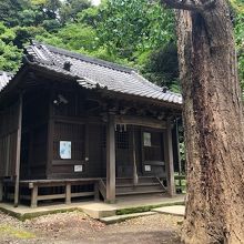 階段の上にひっそりとある拝殿