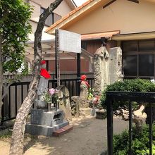 通りに祀られているお地蔵様と石碑