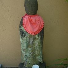 九品院の蕎麦喰地蔵尊の南にある地蔵像です。素朴な感じがします