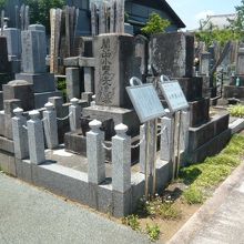 練馬十一ケ寺の小野蘭山の墓所の前にある案内板と解説板です。