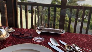 竹島を眺めながらの食事。味もサービスも眺めも最高！