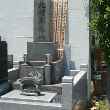 二所ノ関勝巳の墓の背後には、墓がありません。迎接院墓所の北端