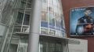 ガラス張りのビルの一部が三角錐の形になっているのが目立ちます