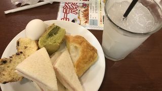 パン食べ放題のモーニング