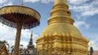 北部タイの美しい寺のひとつ、ワット　プラタート　ハリブーンチャイ