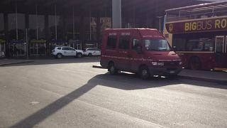 イタリアのローマのテルミニ駅まえ