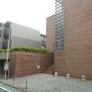 地下鉄都営大江戸線牛込神楽坂駅から南のエリアにあります。