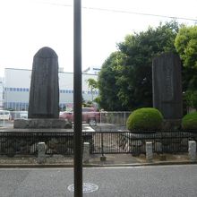 左側が練馬大根の石碑、右側が品種改良に努めた鹿島安太郎の石碑