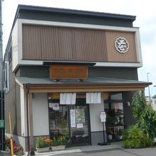 環八通りの北の雪華堂平和台支店の全景です。奥が広い店舗です。