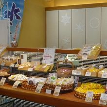 店内には、多くの和菓子が並べられています。種類がとても多い。