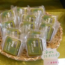 懐かしの豆腐ケーキの抹茶しらおりです。３層になったケーキです