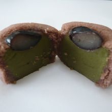 抹茶しぐれの内部です。抹茶の餡の甘さが抑えられていて上品です
