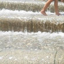 水が流れる階段