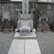 阿弥陀堂の通路をまっすぐ進むと、千川家代々の墓所に至ります。