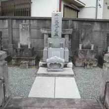 阿弥陀堂の通路の奥にある千川家代々の墓所です。広い区画です。