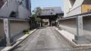 地下鉄東京メトロ東西線早稲田駅から南のエリアにあります。